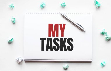 Boş çarşaf, kalem ve buruşuk kağıt toplar gri masada, düz yatıyordu. TÜRKLERime Mesaj at