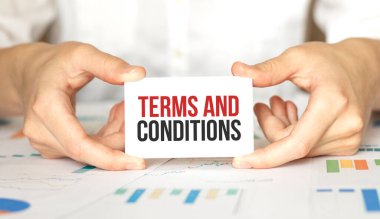 İş kadını elinde mesaj ve eklentiler içeren bir kart tutuyor.