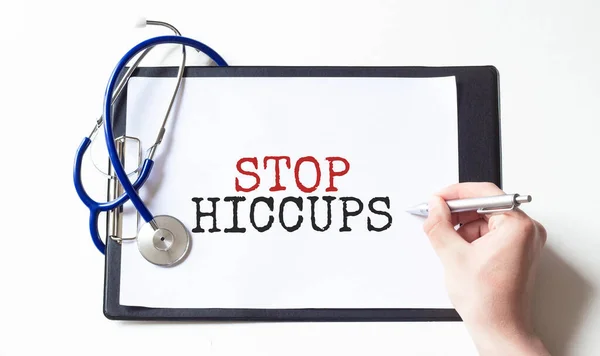 Doctor Sosteniendo Una Placa Papel Con Texto Stop Hiccups Concepto —  Fotos de Stock