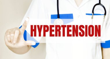 Doktor HYPERTENSION yazılı bir kart tutuyor, tıbbi konsept.