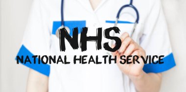 Doktor işaretleyici ve tıbbi konsept ile NHS metni yazıyor