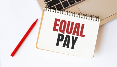 Laptop, kırmızı kalem ve beyaz arkaplanda EQUAL Ödeme yazılı not defteri