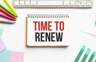 Yenilenmek için metin zamanı ile not et. Beyaz arka plan. İş dünyası