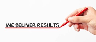 Biz el yazısını kırmızı kalemle yazıyoruz. Tamam mı? Beyaz arka planda izole edilmiş. İş, teknoloji, internet kavramı. Resmi Stokla