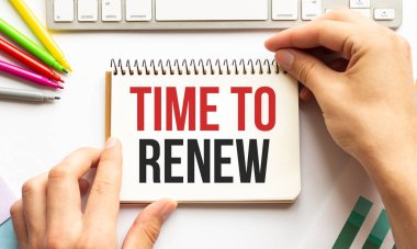 İş adamı not defterini yenilemek için mesaj zamanı ile birlikte tutuyor. Beyaz arka plan. İş dünyası.