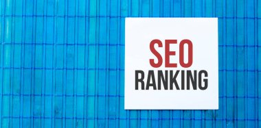 Mavi ahşap zemin üzerinde SEO RANking metin içeren boş not defteri