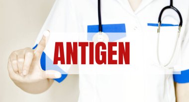 Doktor elinde ANTIGEN yazılı bir kart tutuyor, tıbbi konsept.