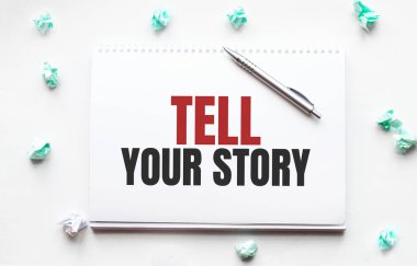 Boş çarşaf, kalem ve buruşuk kağıt toplar gri masada, düz yatıyordu. Metin Hikayeni Anlat