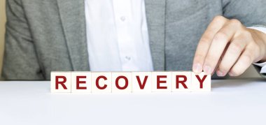 Tahta yapı taşlarından yapılmış bir kelime. Yeni normal