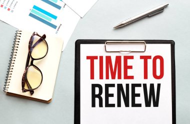 İş konsepti. Notlar için beyaz kağıdı yenilemek için metin zamanı olan defter, beyaz arkaplanda gözlük