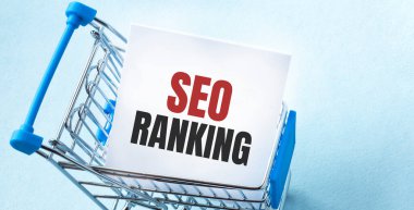 Alış veriş arabası ve SEO RANking 'i beyaz kâğıt üzerinde listelemek. Mavi arkaplanda alışveriş listesi kavramı.