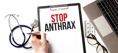 Doktor elinde kağıt tabakla ANTHRAX 'ı durdurun, tıbbi konsept.