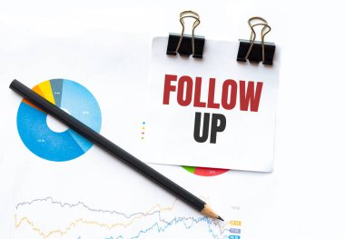 İş grafikleri ve kalem üzerinde FOLLOW UP metin ile not