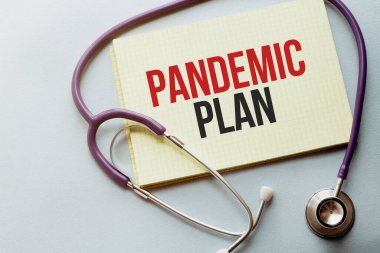 Mor arkaplanda sarı listeli bir steteskop ve metin PANDEMIC Planı