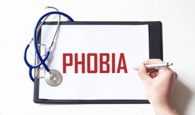 Doktor elinde PHOBIA yazılı kağıt tabak tutuyor, tıbbi konsept.