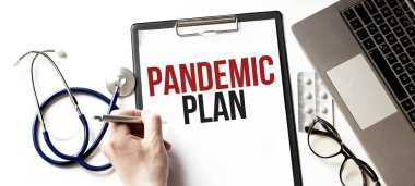 PANDEMIC PLAN yazılı kağıt tabak tutan bir doktor, tıbbi konsept