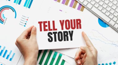 Elinde mesaj olan bir iş adamı. Hikayeni anlat. Klavye, diyagram ve beyaz arkaplan