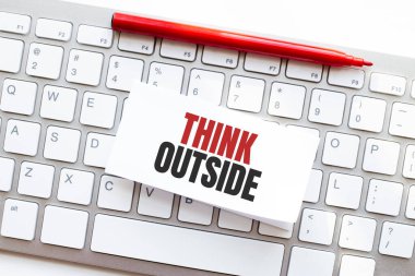 Kelimeler dışarıda bilgisayar klavyesinde yırtık bir kağıda yazılmış.