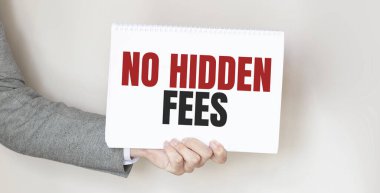 İçinde gizli ücretler olmayan bir kart tutan işadamı