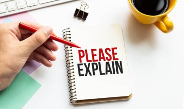 Kırmızı kalemle. Kahve fincanı. Kal. Klavye ve beyaz arka plan. Not defterindeki 