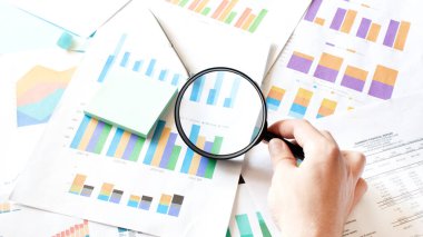 Arkaplanda el ele büyüteç var. Mali içerik.