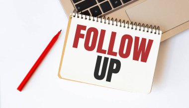 Laptop, kırmızı kalem ve beyaz arkaplanda FOLLOW UP yazılı not defteri