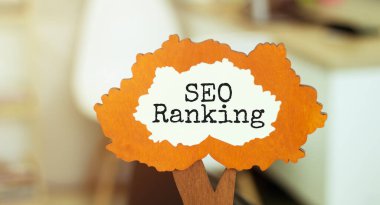 Ağacın figür ile metin SEO sıralama içinde yeşillik içinde. İş konsepti