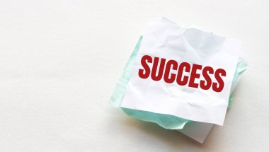 Tahta masaya defter ve kalem, metin için kopyalama alanı, buruşuk sarı kağıt üzerine kadın el yazısı, iş yeri, beyin fırtınası