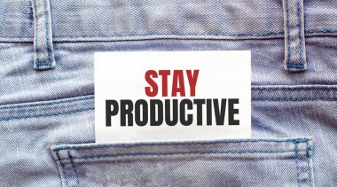 Kotun cebinden çıkan beyaz bir kağıttaki yaratıcı sözler. İş konsepti