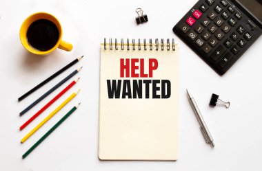 Kahve fincanı, hesap makinesi, not defteri, beyaz arka planda kalem ve kalemler. İş konsepti. Aranan Metin Yardım