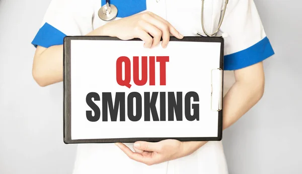 Doctor Holding Paper Plate Text Quit Smoking Medical Concept — Stock Photo, Image