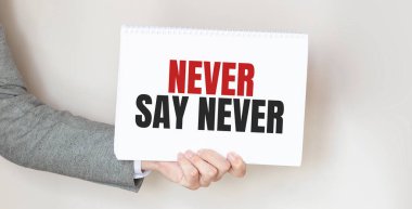 Elinde bir kart tutan bir işadamı asla 