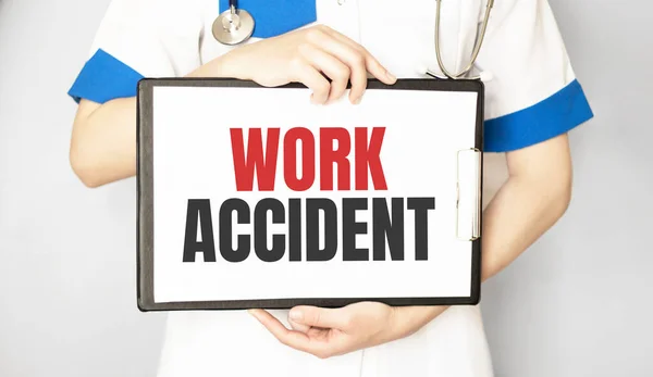 Médico Sosteniendo Una Tarjeta Con Texto Accidente Trabajo Concepto Médico — Foto de Stock