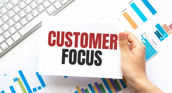 카드를 사업가 Customer Focus 문자가 키보드 — 스톡 사진