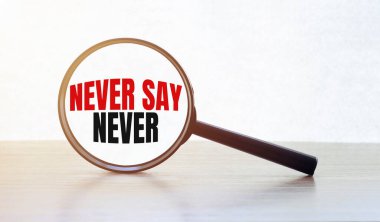 Asla ahşap masaya koyma yazısıyla büyüteç..