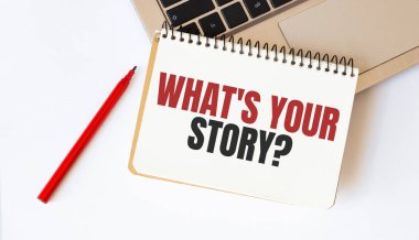 Dizüstü bilgisayar, kırmızı kalem ve metin içeren not defteri. Beyaz arkaplandaki hikayeniz nedir?