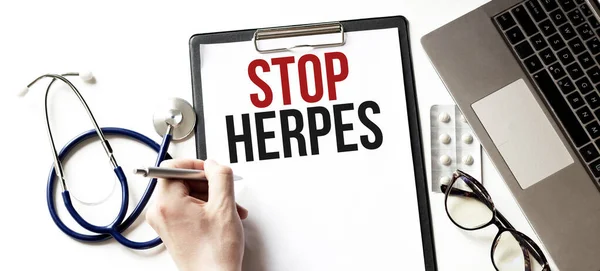 Arts Met Een Kaart Met Tekst Stop Herpes Medisch Concept — Stockfoto