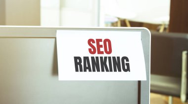 Bilgisayara yapışkan bir not. Metin SEO RANking