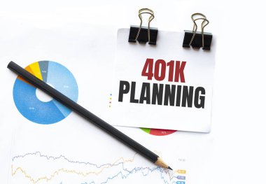 İş çizelgeleri ve kalem üzerinde 401k metin planlı not