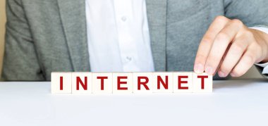 İnternetten ahşap yapı taşlarından yapılmış bir kelime. Yeni normal