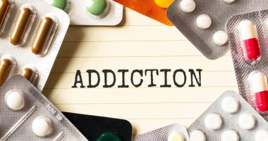 Beyaz arkaplandaki metni yaz. Yakınlarda çeşitli ilaçlar var. Tıbbi konsept