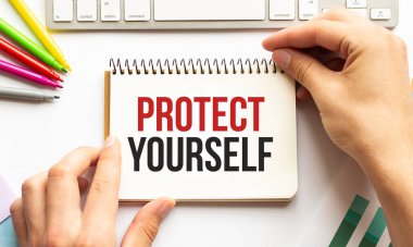 İş adamı not defterini kendine ait bir metinle tutar. Beyaz arka plan. İş dünyası