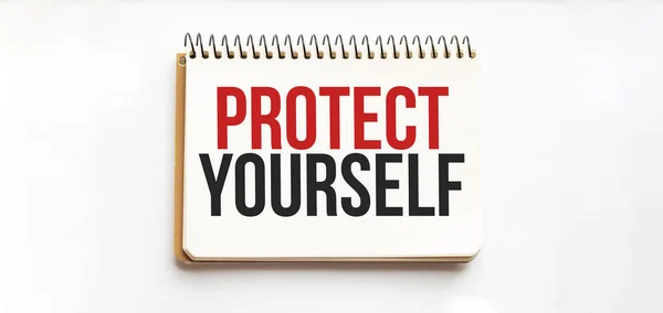 Notitieblok Met Tekst Protect Yourself Witte Achtergrond Ondernemingen — Stockfoto