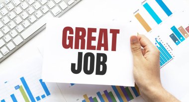 İş adamının elinde harika bir iş kartı var. Klavye, diyagram ve beyaz arkaplan