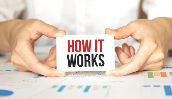 İş kadını elinde nasıl çalıştığını anlatan bir kart tutuyor.