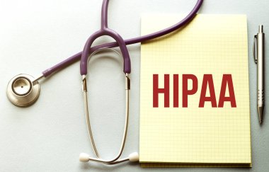 Mor arkaplanda HIPAA yazılı sarı listeli steteskop
