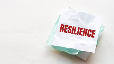 Tahta bir masanın üzerine defter ve kalem, metin için kopyalama alanı, buruşuk sarı kağıt üzerinde kadın el yazısı, çalışma yeri, beyin fırtınası