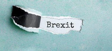 Yırtık kahverengi kağıdın arkasında görünen BREXIT metni