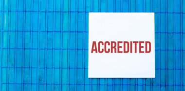 Mavi ahşap zemin üzerine eklenmiş metni olan boş not defteri