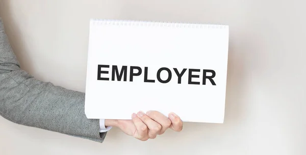 Affärsman Som Innehar Ett Kort Med Text Employer — Stockfoto